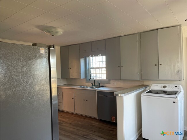 Building Photo - 111 W Fowler Ave