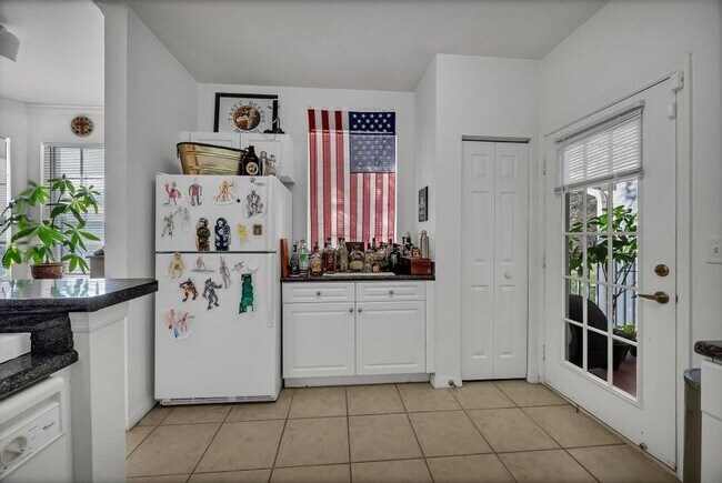 Building Photo - 360 SE Rogers Ct