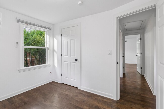 Building Photo - Updated 2 bed 1 bath Wedgewood area home