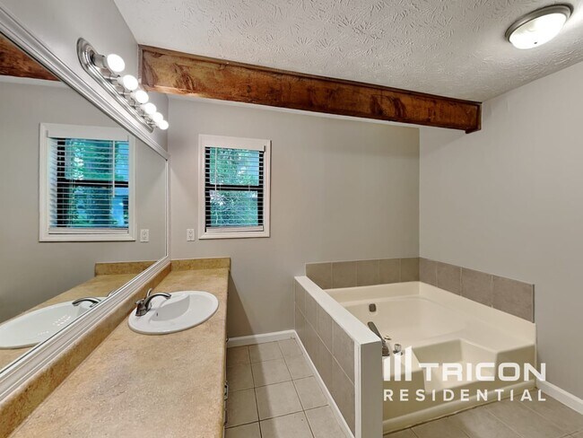 Building Photo - 5070 Ravenwood Dr