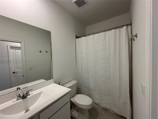 Building Photo - 402 SE Crossoak Ln