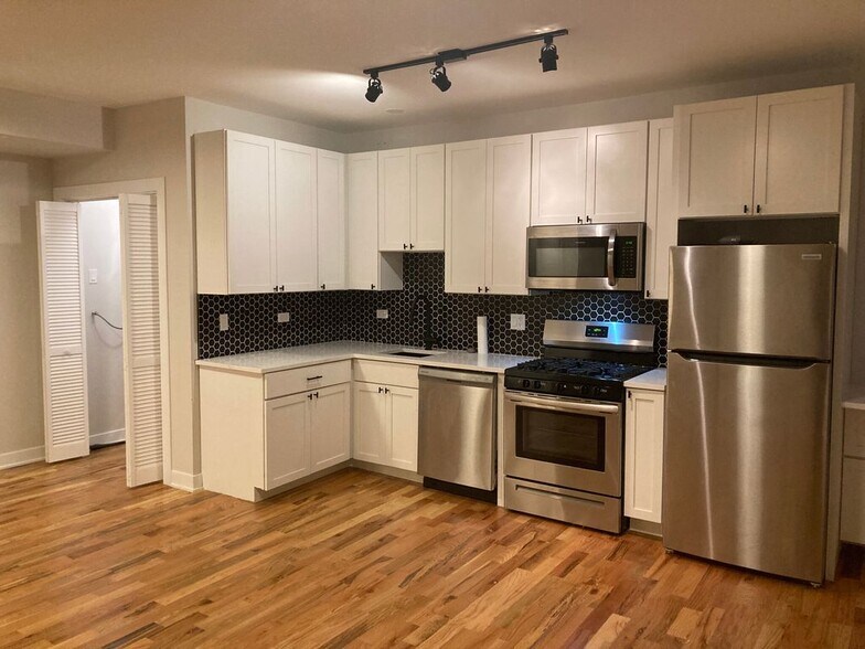Building Photo - 656 W Wrightwood Ave