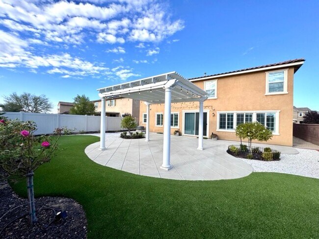 Building Photo - Welcome to this stunning 5 bedroom home fo...