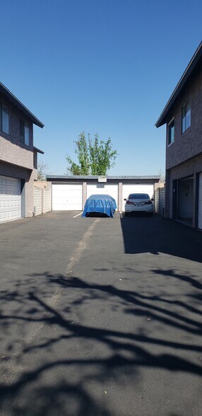 Driveway leading to 2-car garage - 725 Windwood Dr