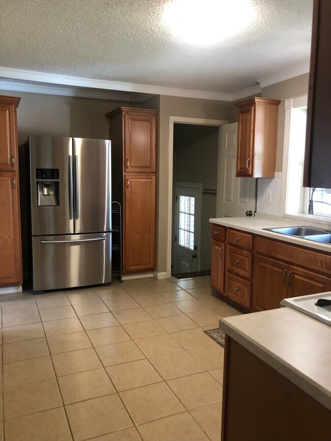 Building Photo - 11 St James Ct