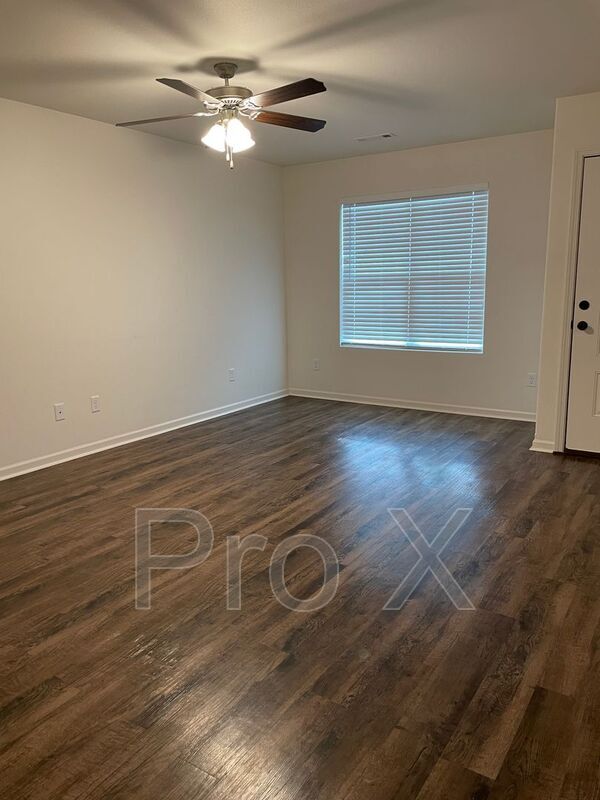 Building Photo - 731 N Oak St