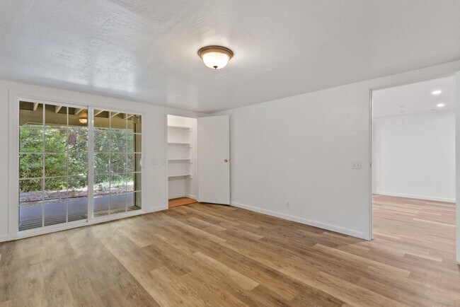 Building Photo - 475 Riverview Dr