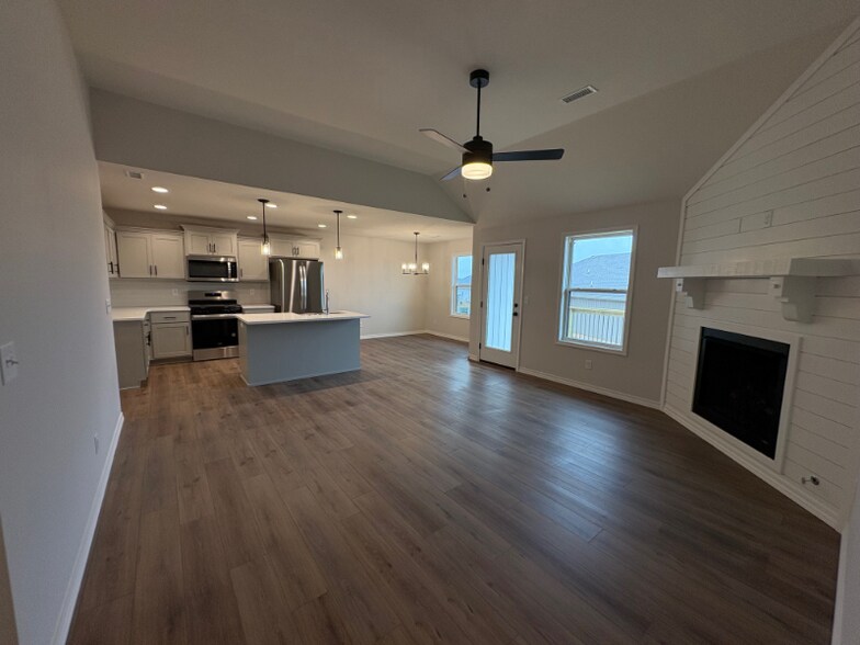 Building Photo - 896 S Silverwood Ln