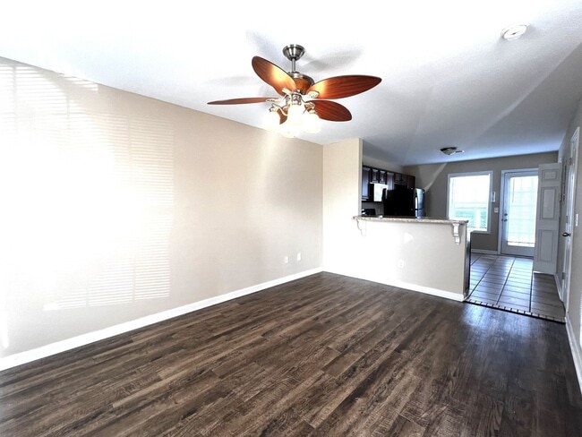 Building Photo - 2 Bedroom 1.5 Bathroom Townhome!!!
