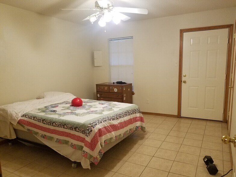 Master bedroom with door to the back patio - 5119 Galloping Way