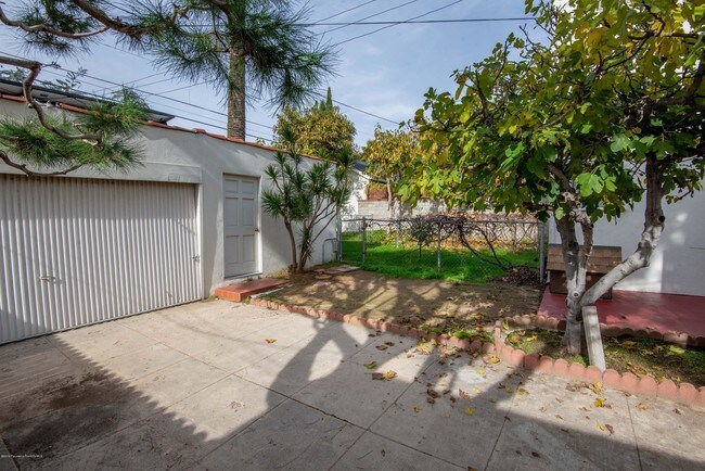 Building Photo - 2043 N Berendo St