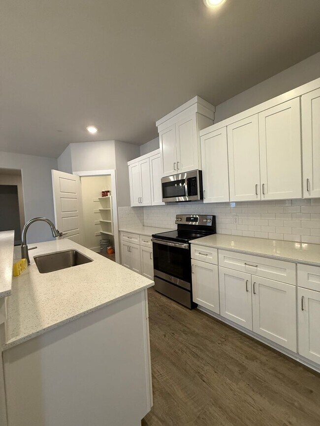 Building Photo - 3/2/2 GREAT NEIGHBORHOOD