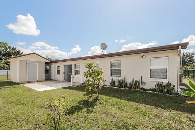 Building Photo - 911 San Rafael Way