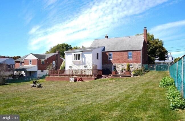 Building Photo - 17 Davis Ave