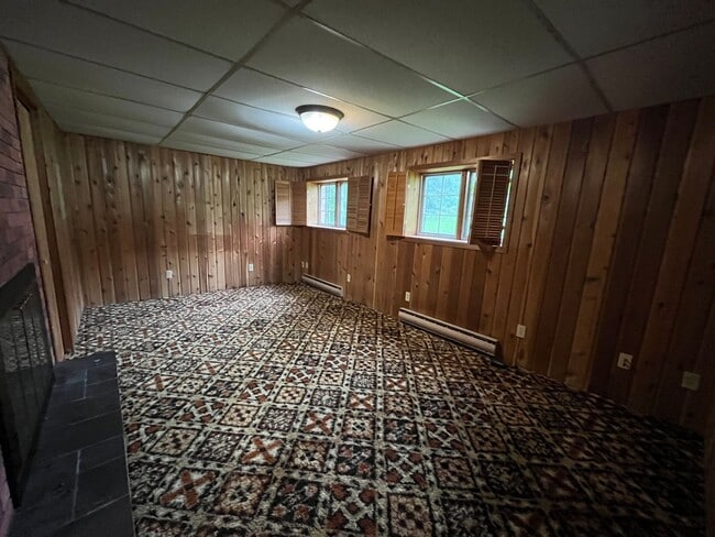 Building Photo - Lakeside 5 Bedroom 3 Bath Home Available N...