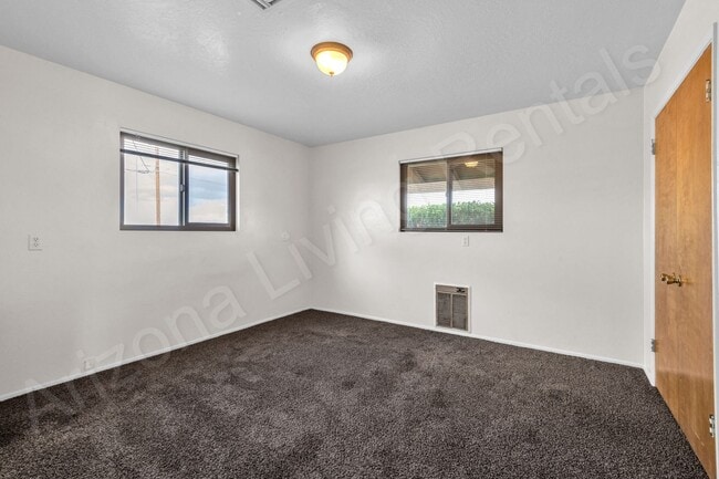 Building Photo - PET FRIENDLY CENTRALLY LOCATED ON ONE ACRE