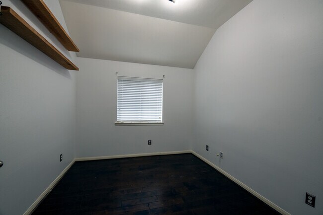 Building Photo - Stunning 4 beds 3 baths in Spring!