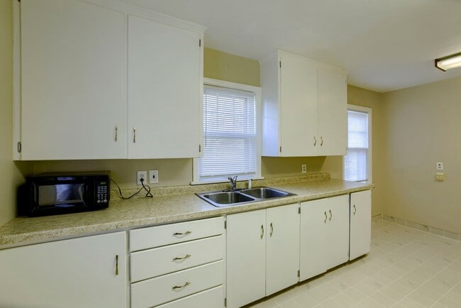 Building Photo - Charming 2 Bedroom With Spacious Living In Benson!!