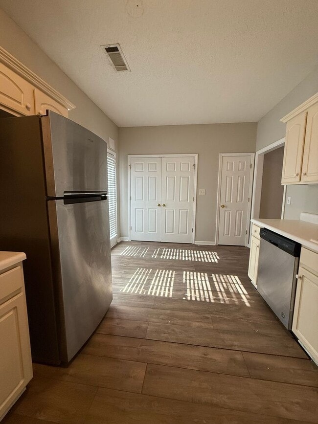 Building Photo - 2 bed 2 bath townhome