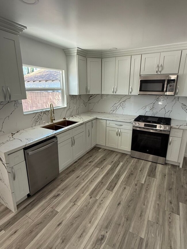 Building Photo - Omelveny Properties