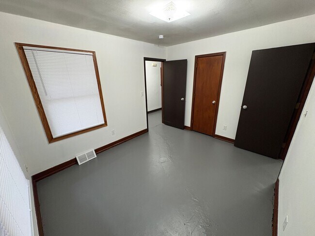 Building Photo - Lovely & Spacious 4-Bed, 2-Bath Single-Family Home Near Everything You Need