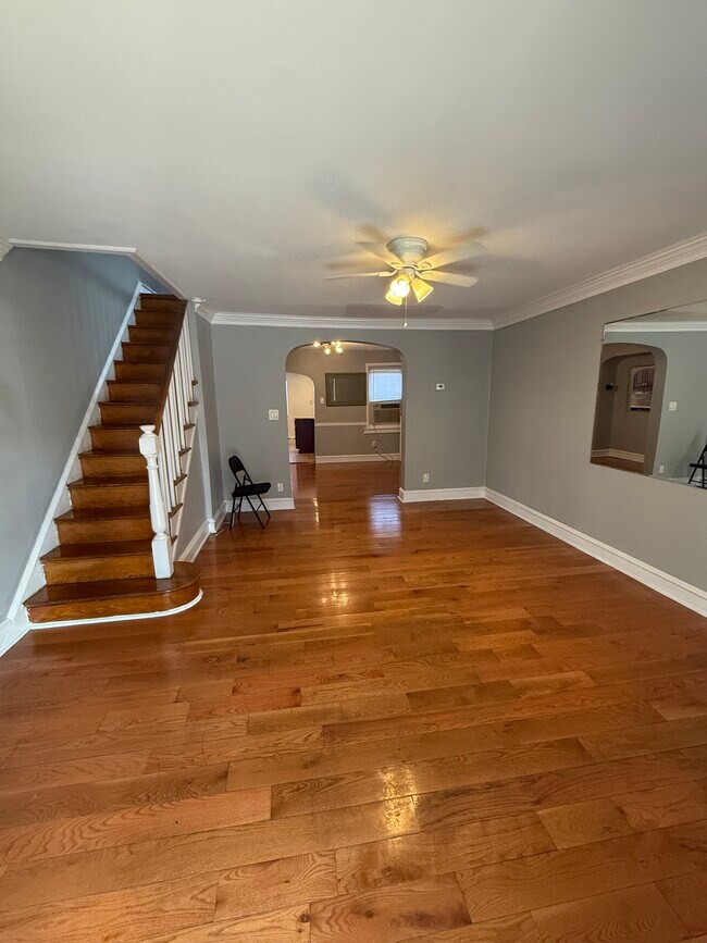 Building Photo - 587 Larchwood Ave
