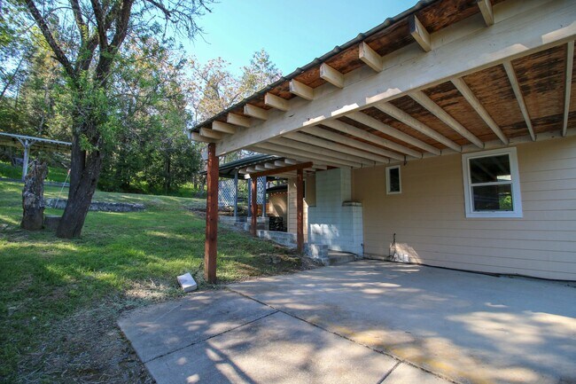 Building Photo - Hillside Cottage! Charming home with a view, 3-bd, 1-ba, fireplace, garage $300 Utility Fee