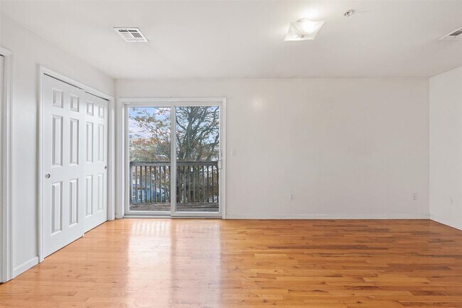 Building Photo - 82 Tuers Ave