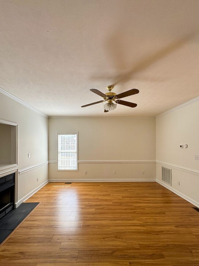 Building Photo - Charming 3 Bed 2.5 Bath Home in Gated Community