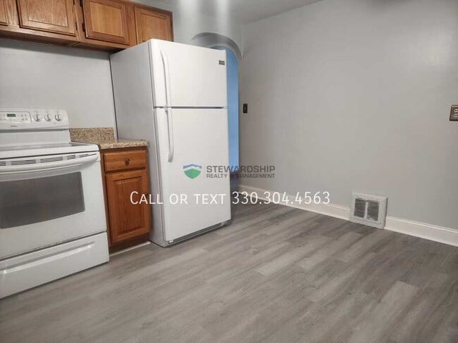 Building Photo - 1327 25th St NE