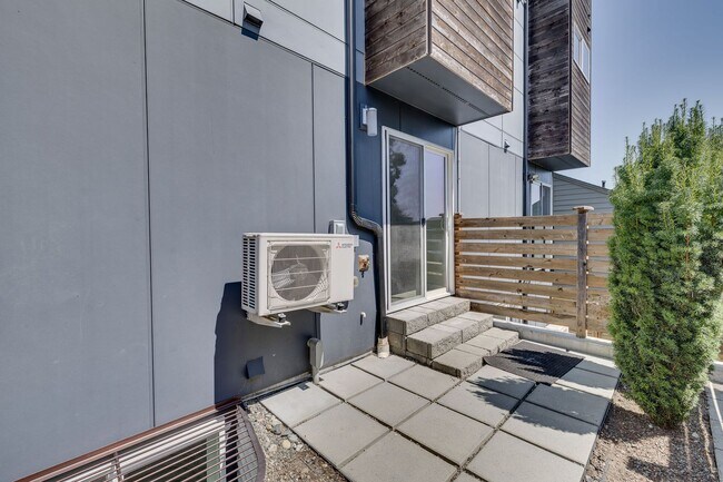 Building Photo - Spacious 3 Bed / 3.5 Bath Seattle Townhome!