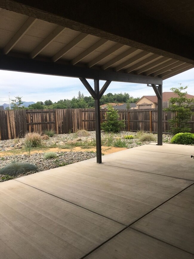 Building Photo - Beautiful Shasta Lake home with Landscapin...