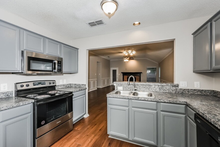 Building Photo - 2844 Claremont Dr