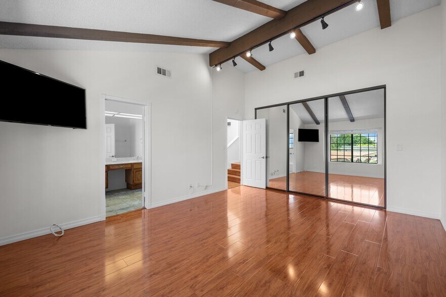 Building Photo - 7100 Balboa Blvd