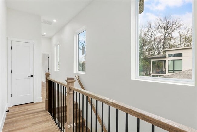 Building Photo - 582 Hope St SW