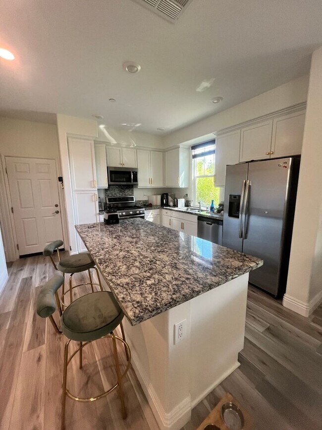 Building Photo - Spacious 4 Bed | 2-Story Townhome in Lake Pointe near Eastlake Vistas