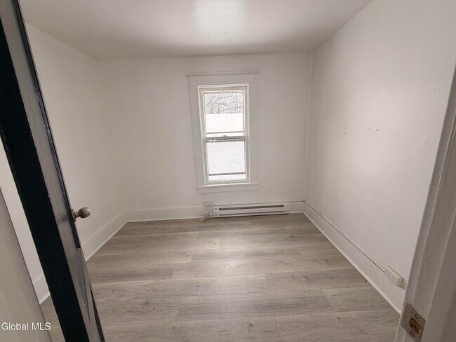 Building Photo - 15 James St