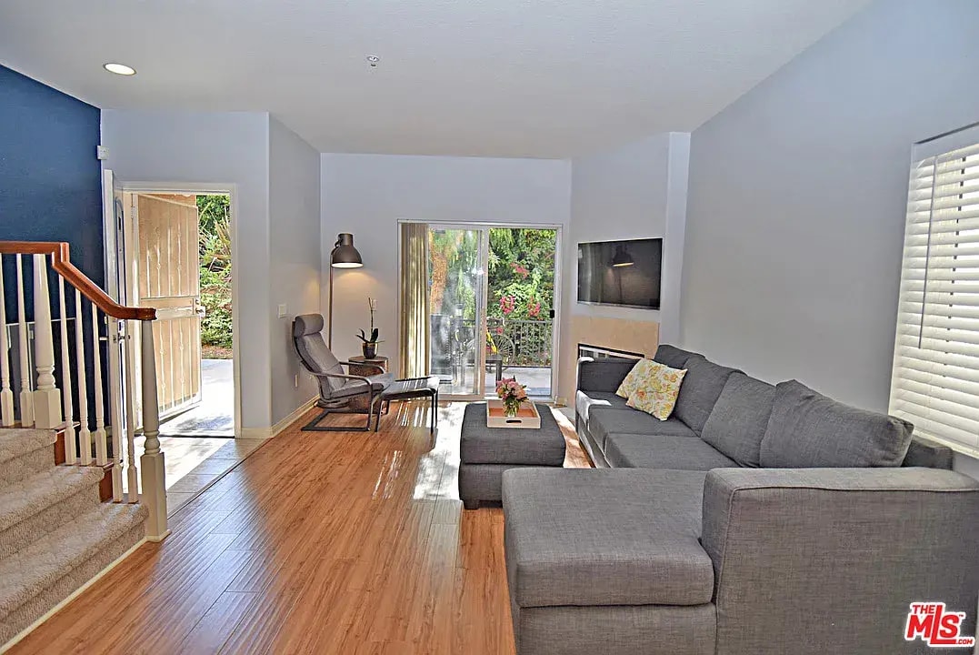 Building Photo - 532 N Mariposa Ave