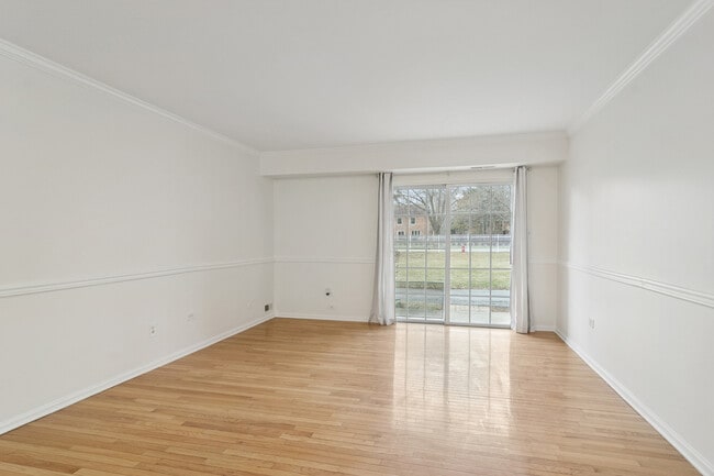 Building Photo - 1633 N Windsor Dr