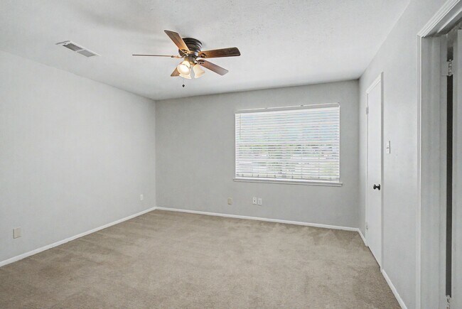 Building Photo - 413 W Semands Ave