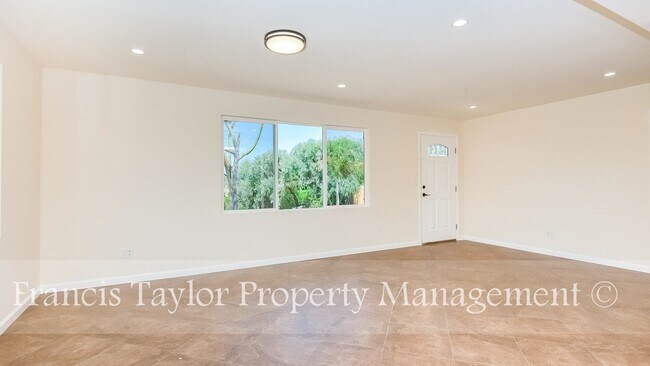 Building Photo - 3 Bedroom Home off Mary Lane