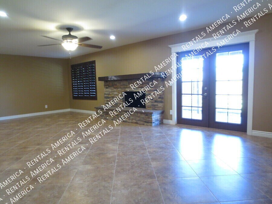 Building Photo - 238 E Ellis Dr