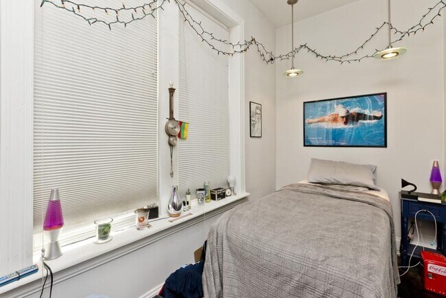 Building Photo - 3 bedroom in Chicago IL 60607