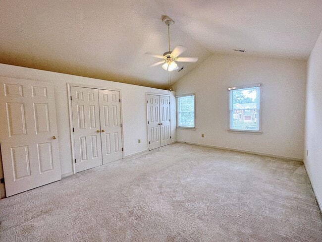Building Photo - 4 Bedroom Townhouse Near Chesterfield Cour...