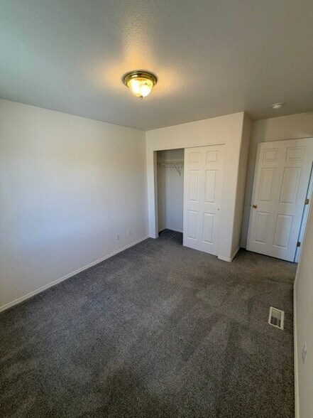 Building Photo - 233 E Shelby Ln