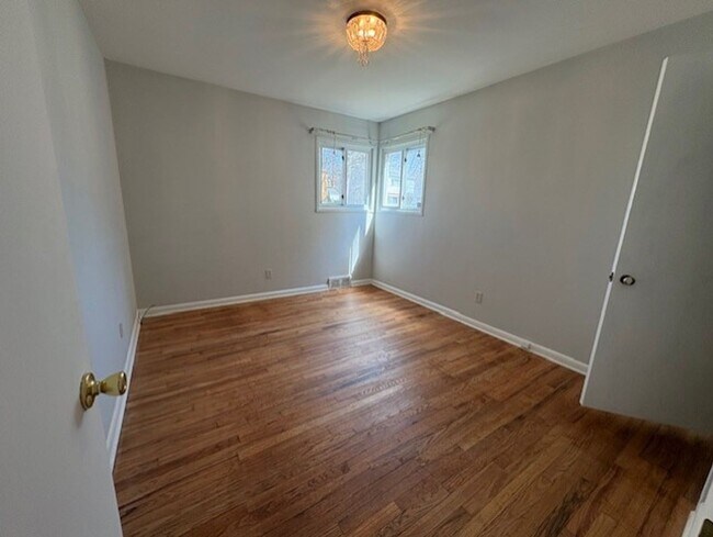 Building Photo - 1724-1726 Tanglewood Dr Akron OH 44313 MFH2 .PW .T1