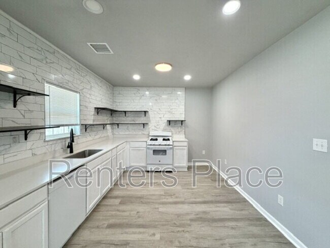 Building Photo - 517 S 40th W Ave