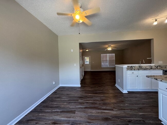 Building Photo - 3 Bedroom Townhome
