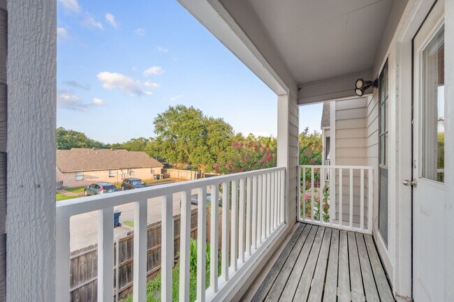 Building Photo - 2533 Cross Timbers Dr