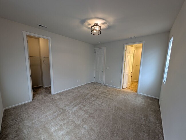 Building Photo - One Story Living in Port Orchard! Large 3 Bedroom Available for Rent!